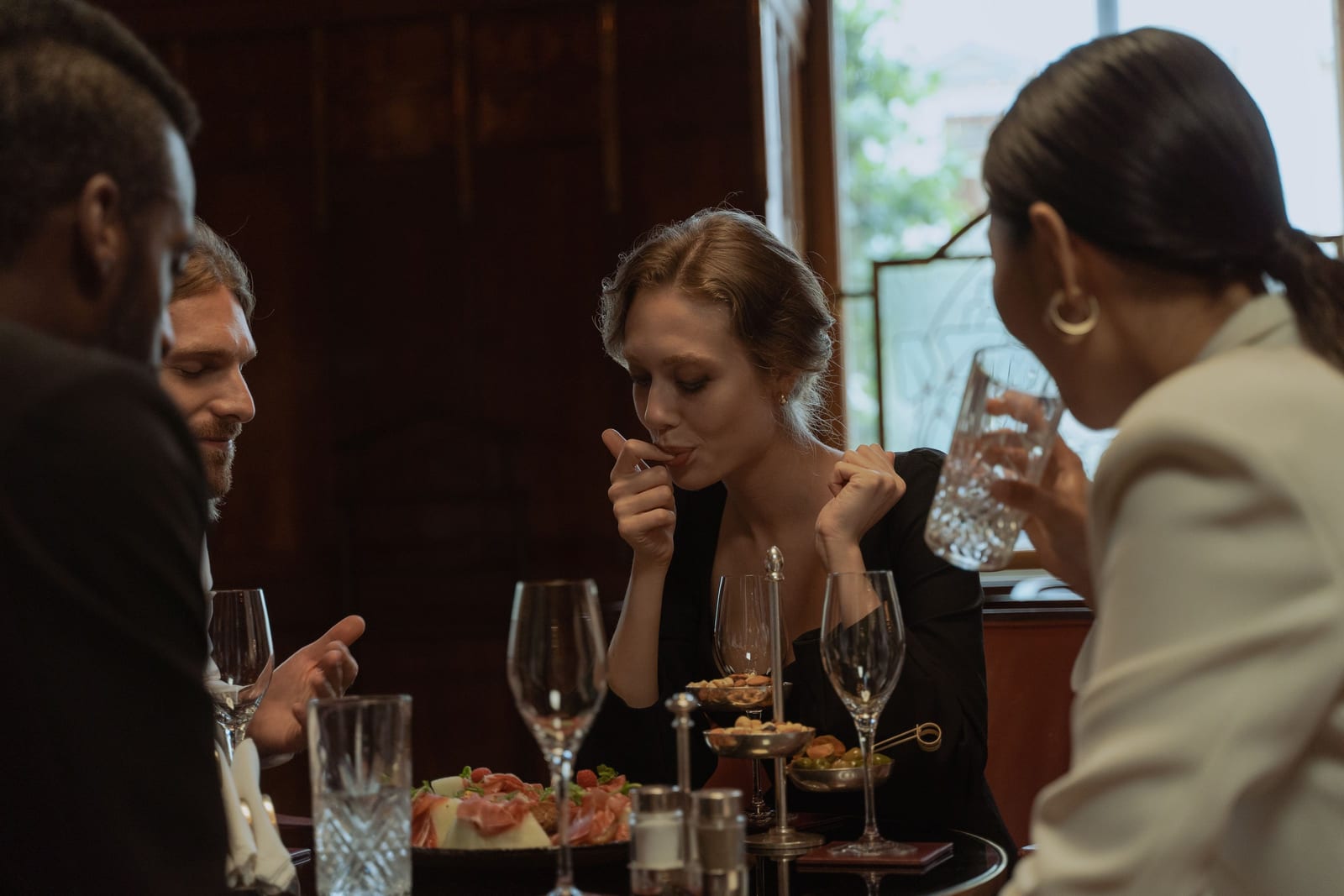 Groupe d'amis à table dans un restaurant chaleureux