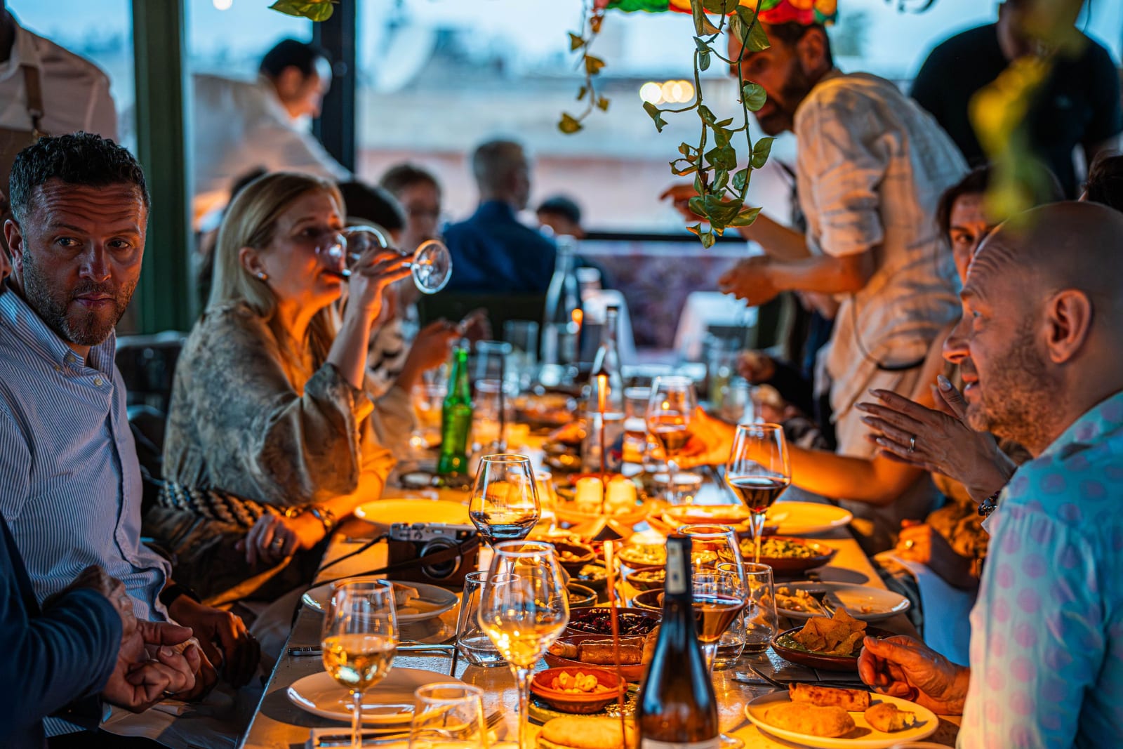 Dîner aux chandelles d'un groupe d'amis dans un restaurant